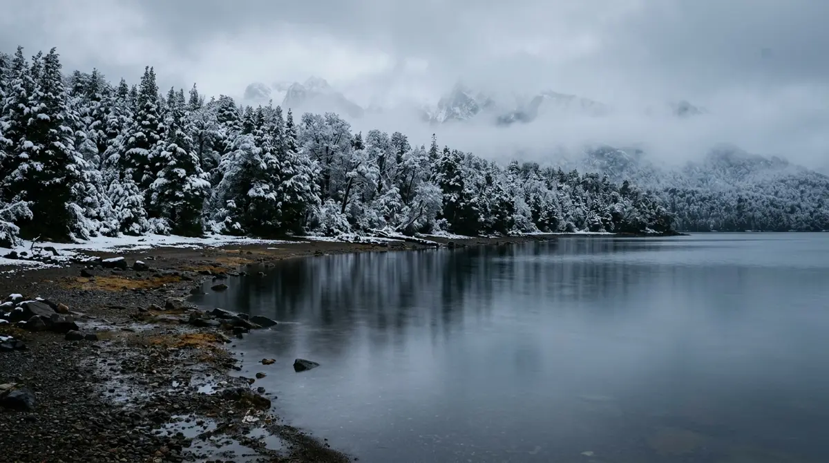 Villa Traful — Villa Traful, Neuquén Ilustración de un día de invierno en el bosque andino junto a un lago. Muestra el tipo de escenario del que hablamos, no es una foto de Villa Traful.