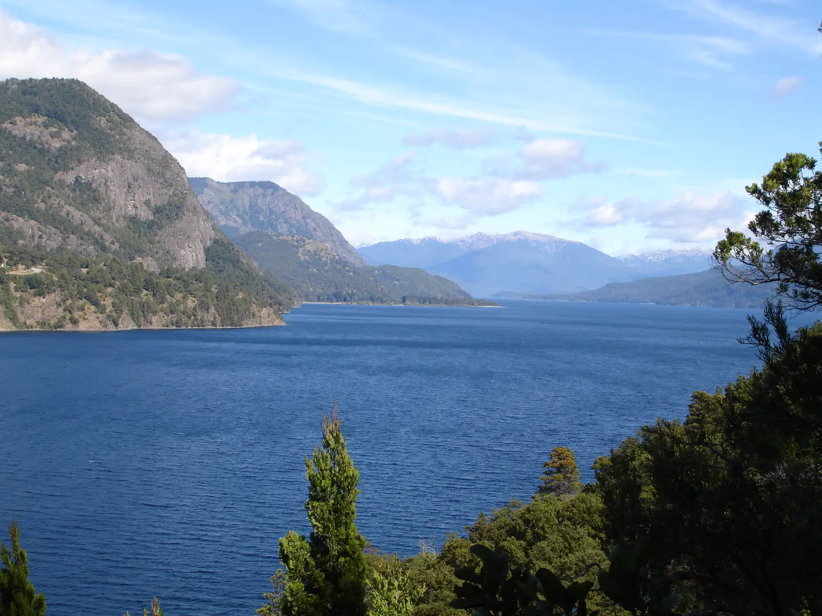 Villa Traful — Villa Traful, Neuquén El lago Lácar desde el mirador de Bandurrias, en San Martín de los Andes. Es una foto del área del corredor y no la respuesta encubierta a la pregunta del título, porque no estamos afirmando que el Lácar entre en ningún listado de los siete.
