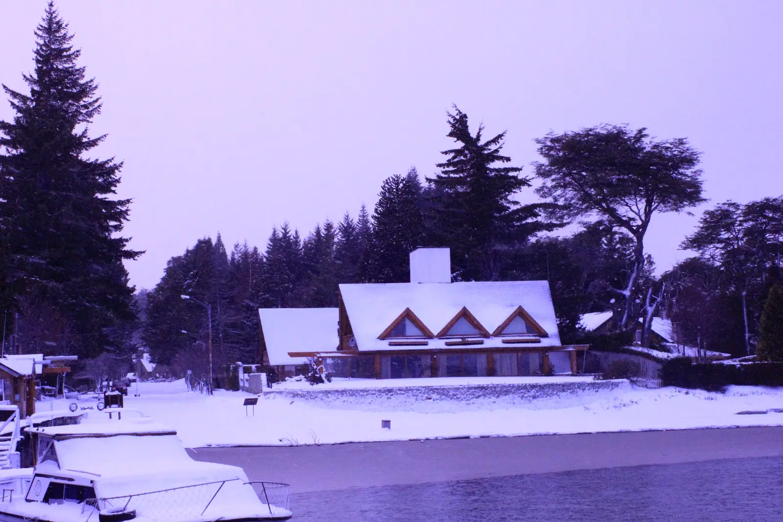 Villa Traful — Villa Traful, Neuquén Invierno en el puerto de Villa La Angostura, a 60 km por la Ruta de los Siete Lagos. No conseguimos una foto libre de Villa Traful nevada, y esta es la misma zona y el mismo tipo de nevada.
