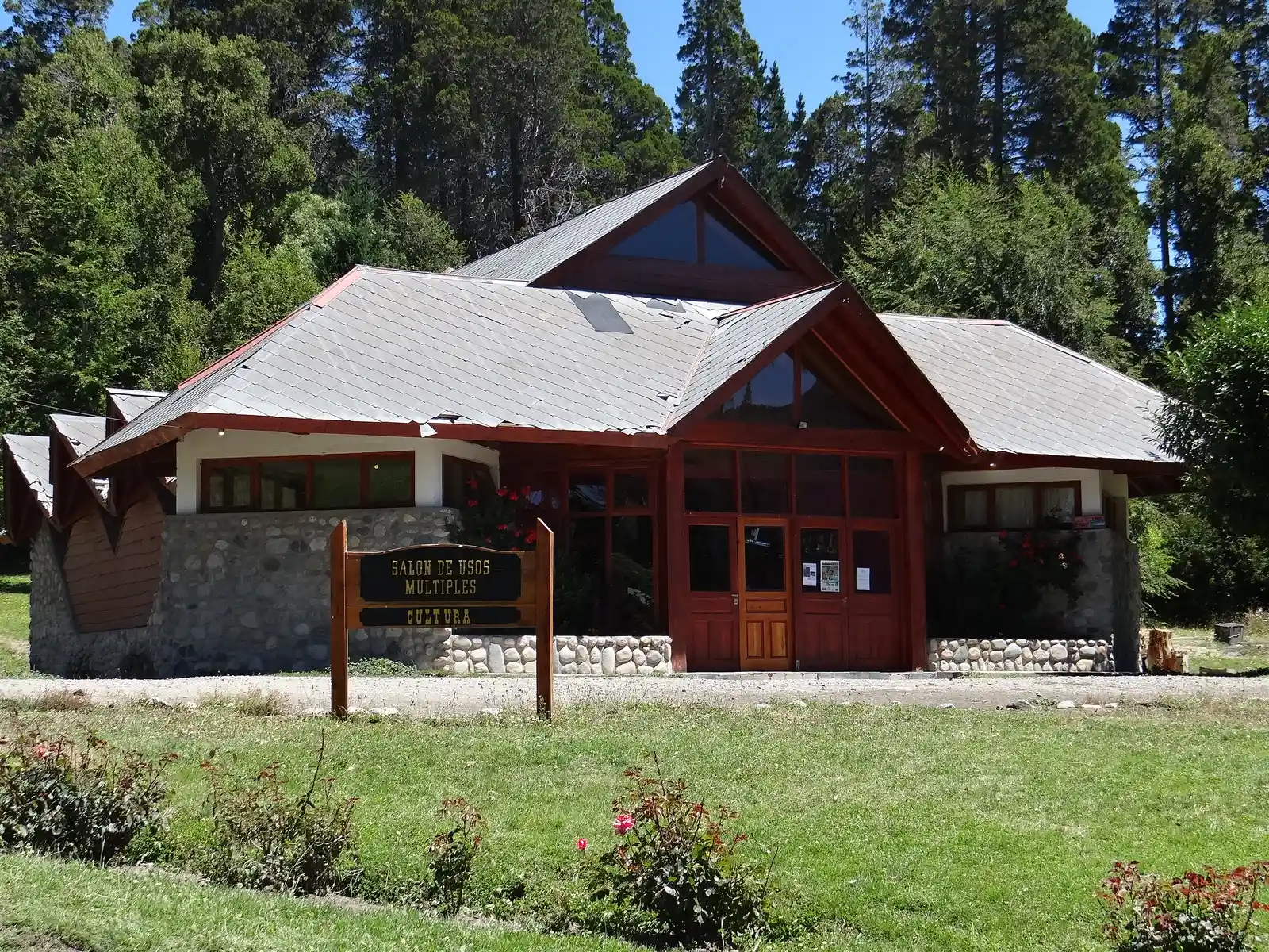 Villa Traful — Villa Traful, Neuquén Edificio comunitario de Villa Traful. En enero la cantidad de gente se multiplica y la cantidad de mesas del pueblo sigue siendo la misma.